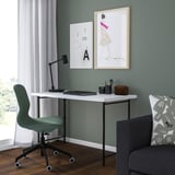 Thuiskantooropstelling met wit LAGKAPTEN-bureau, groene stoel, zwarte lamp, minimalistisch decor, grijze bank.