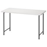 Een modern wit bureau met zwarte metalen poten, strak en minimalistisch design.