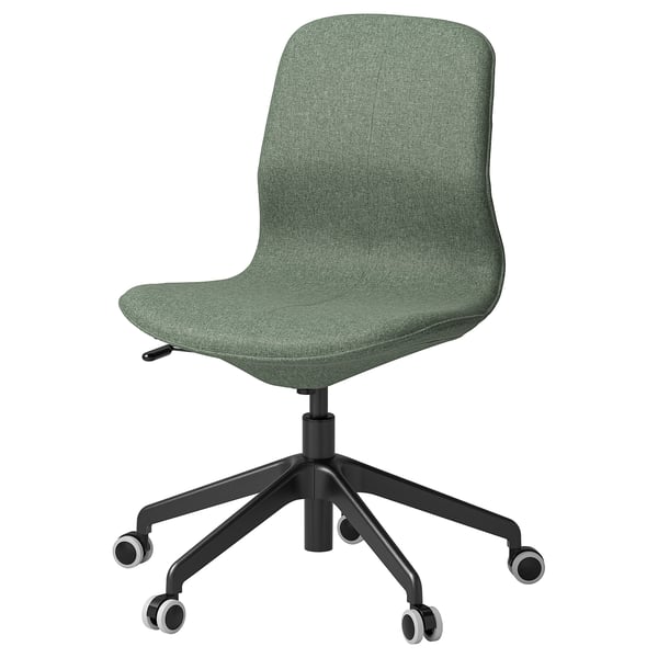 Een groene LÅNGFJÄLL bureaustoel met in hoogte verstelbaar, lendensteun en vijf zwenkwielen. Het heeft een stoffen zitting en rugleuning en een zwart metalen onderstel.