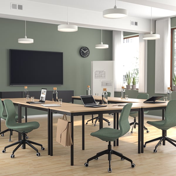 Modern kantoor met LÅNGFJÄLL stoelen, groen en licht hout. Grote tv, planten en natuurlijk licht.