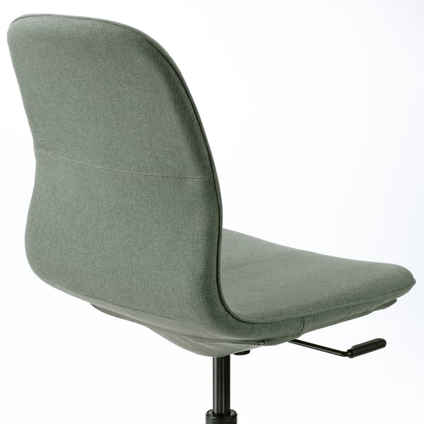 Een moderne bureaustoel, LÅNGFJÄLL, met een strak, gebogen ontwerp en ondersteunende zitting. Het straalt kwaliteit en comfort uit.