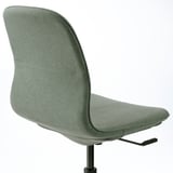 Een moderne bureaustoel, LÅNGFJÄLL, met een strak, gebogen ontwerp en ondersteunende zitting. Het straalt kwaliteit en comfort uit.