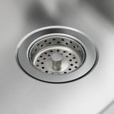 Roestvrijstalen spoelzeef, schoon, modern, met meerdere afvoergaten.