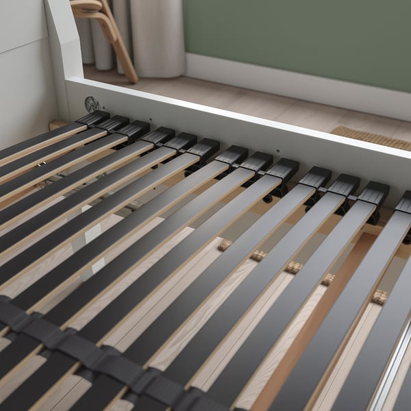 Houten lattenbodem met verstelbare hardheid in minimalistische kamer.