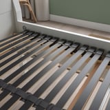 Houten lattenbodem met verstelbare hardheid in minimalistische kamer.