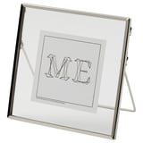 Een LERBODA lijst, zilver, staande met een modern design met de letters me.