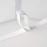 Close-up van witte mesh voedselbeschermer met stevig lushandvat, met kwaliteitsmateriaal en design.