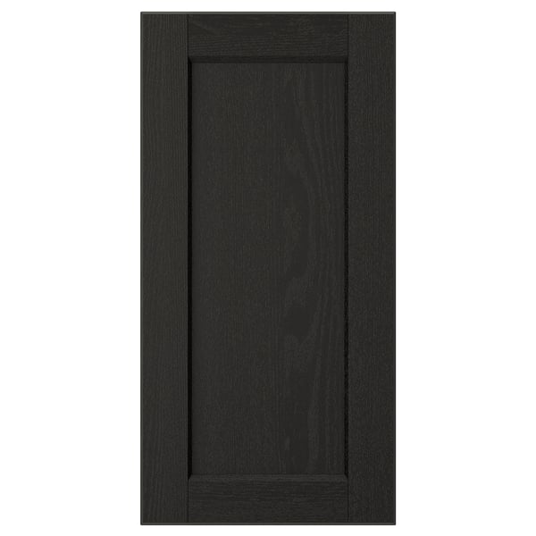 Een zwarte LERHYTTAN keukenkastdeur met een massief houten frame, afgeschuinde randen en een ingezet essenfineer paneel.