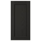 Een zwarte LERHYTTAN keukenkastdeur met een massief houten frame, afgeschuinde randen en een ingezet essenfineer paneel.