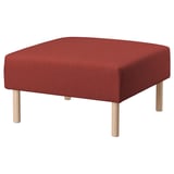 Een rode kubusvormige voetensteun met lichte houten poten, onderdeel van de lillem collectie.