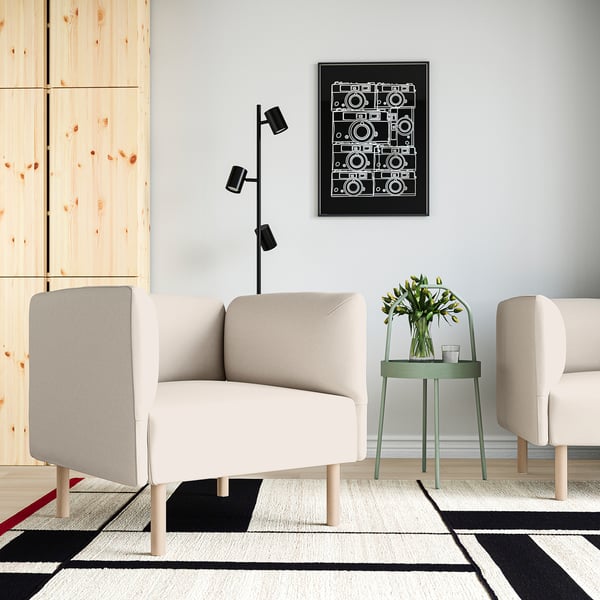 Moderne woonkamer met LILLEHEM-bank, geometrisch tapijt en camerakunst.