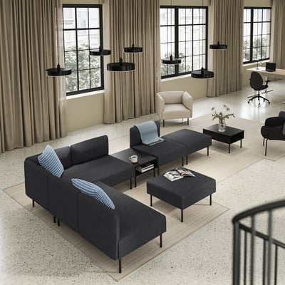Moderne woonkamer met zwarte LILLEHEM-banken, zwarte tafels, beigish stoel, zwart bureau, gordijnen en grote ramen.