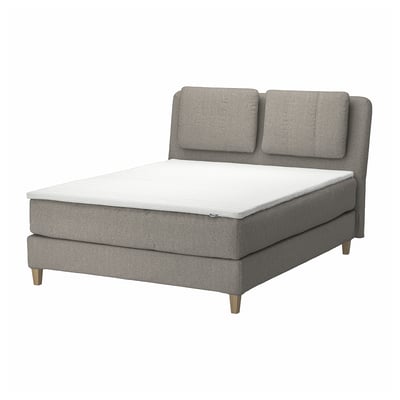 LILLFJÄLLET grijze boxspring, gestoffeerd met houten poten, schuin hoofdeinde en afneembare kussens.