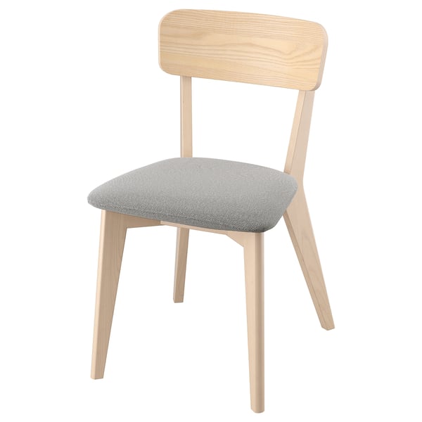 Een LISABO stoel met een lichtgrijze zitting en licht houten frame. Het heeft een gebogen rug en stevige poten.