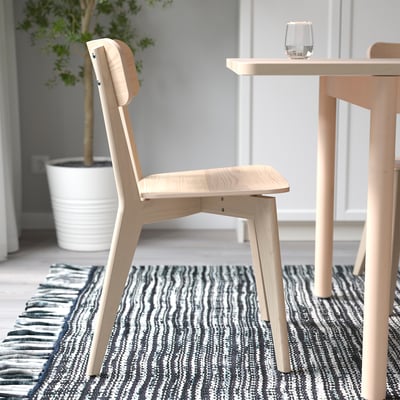 Lichte houten stoel bij eettafel. Stevig, veelzijdig om te eten en activiteiten te ondernemen.