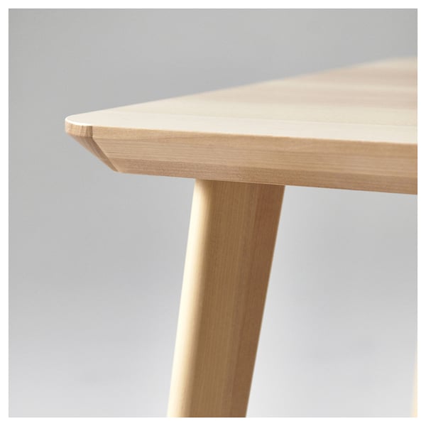 Strakke, minimalistische natuurlijke houten tafel; Modern, hoekig ontwerp. Licht, duurzaam voor openbare ruimtes.