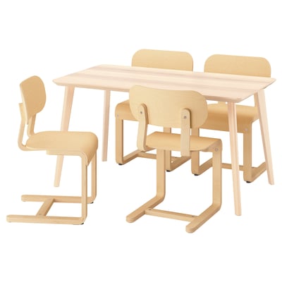 Lichthouten eethoek met rechthoekige tafel en 4 stoelen met gebogen rugleuning.