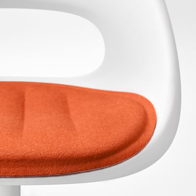 Close-up van een witte bureaustoel met fel oranje gedempte zitting en rugleuning.