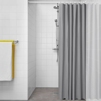 Grijs douchegordijn met waterafstotende peva textuur in de badkamer.