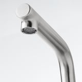 Metalen kraan met beluchter voor verminderde waterstroom, strak en modern design.