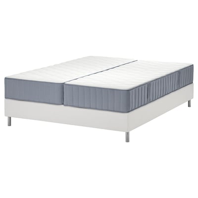 Ikea LYNGÖR bed: grijze, stevige, gedeelde matrassen op witte bodem, 7 comfortzones.