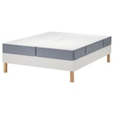 Witte LYNGÖR bedbodem met grijze matras, houten poten, pocketveren.