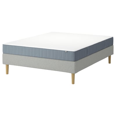 IKEA LYNGÖR bed in lichtgrijs met wit matras, houten poten.