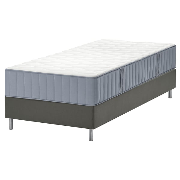 Modern bed met grijze LYNGÖR-matras, met 7 comfortzones op een grijze basis.
