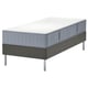 LYNGÖR bed: grijs, rechthoekig, modern met witte matras, metalen poten.