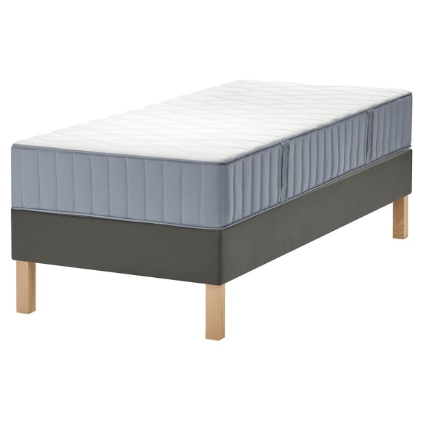 Grijs LYNGÖR bed met witte matras, houten poten, platte lattenbodems, zeven comfortzones, dubbellaagse pocketveren.