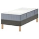 Grijs LYNGÖR bed met witte matras, houten poten, platte lattenbodems, zeven comfortzones, dubbellaagse pocketveren.
