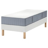 Een LYNGÖR bed met een witte bodem en lichtgrijze matras. Het heeft houten poten en een gewatteerd, gestructureerd matrasoppervlak.