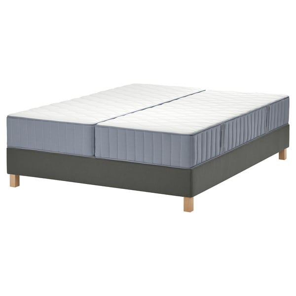 Grijze LYNGÖR bedbodem met gespleten matras op houten poten.