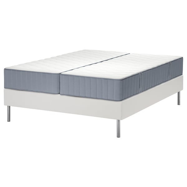 Een verstelbare bedbodem wit LYNGÖR met een split grijze matras. Innovatief schuim- en veerontwerp.