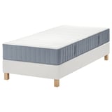 Een wit houten bedframe met een blauw-witte matras; Modern minimalistisch design.