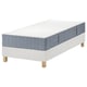 Wit bed met grijze matras op houten benen. Modern, minimalistisch design. Comfortabel en stijlvol.