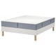 LYNGÖR bed met witte bodem en blauwe matras. Rechthoekige vorm, houten poten, pluche bovenkant.