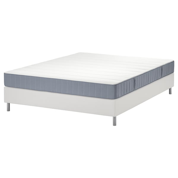 Wit LYNGÖR bed met grijze matras op witte basis, rechthoekig.