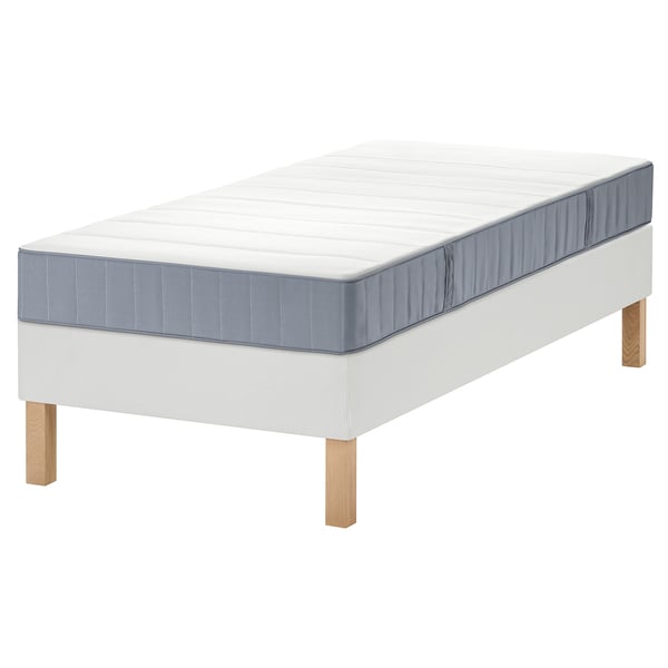 De LYNGÖR bedset, bestaande uit een witte bedbodem en een grijze vesteröy matras met pocketveren. De bedbodem heeft stevige houten poten.