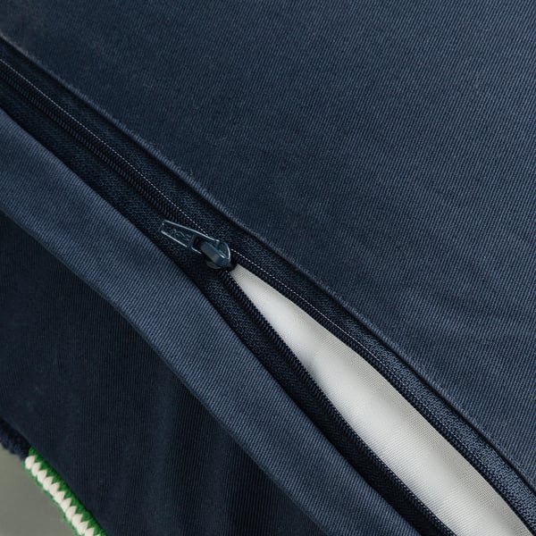 Close-up van kussenhoes met verborgen ritsdetail.