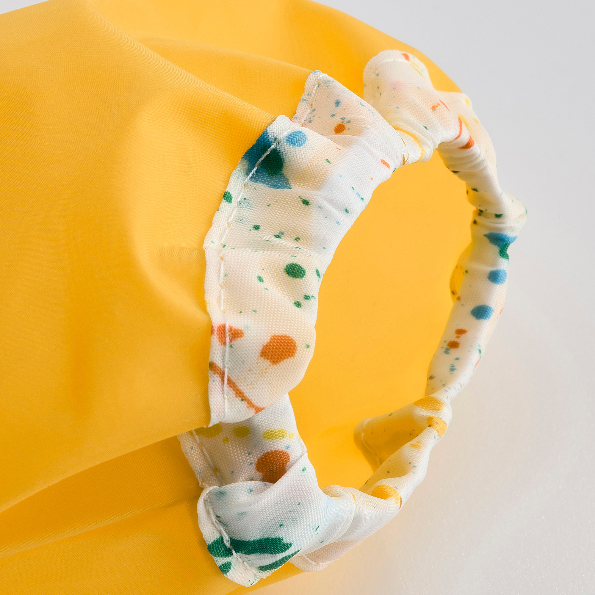 Levendig geel schort met duurzame, waterdichte stof en verstelbare nekband, ontworpen voor bescherming tijdens creatieve activiteiten.