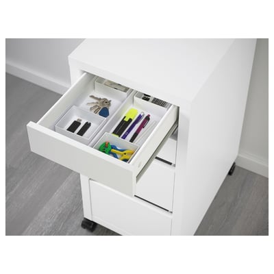 Witte lade-organizer met meerdere compartimenten voor sleutels, telefoons, pennen en stiften.