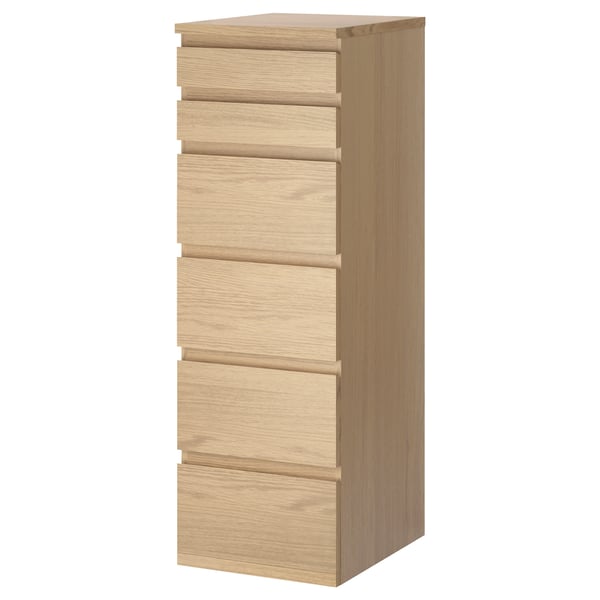 Een ikea MALM licht eiken kist met zes gladde lades in een minimalistisch design voor het opbergen in de slaapkamer.