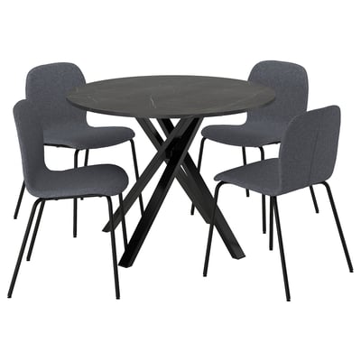 Een moderne, ronde zwarte eettafel met een strak, x-vormig stalen onderstel en vier bijpassende grijze stoffen stoelen met metalen poten.