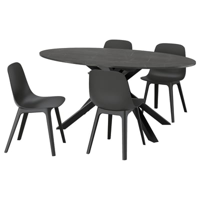 Zwarte ronde eethoek met moderne stoelen, marmeren tafel en strak design