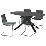 Moderne zwarte eethoek met een ovale tafel en vier sledestoelen. Strakke, geharde oppervlakken en stalen frames.