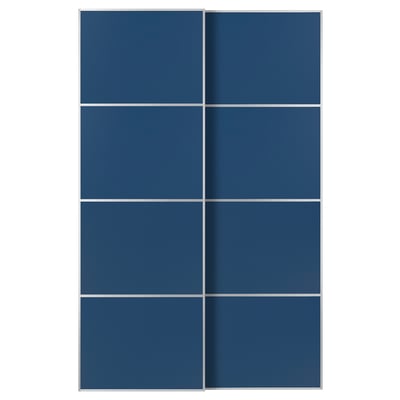 Blauwe schuifdeurpanelen. Het moderne design heeft vier panelen met een strakke, rechthoekige vorm en aluminium frames.