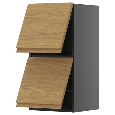 Een moderne keukenkast, genaamd METOD, met donkergrijze en eikenkleurige lades met een strak, minimalistisch design en geïntegreerde handgrepen.