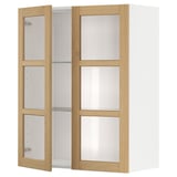 Open witte METOD wandkast met eikenhouten deuren en glazen legplanken.