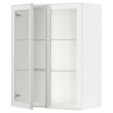 Je ziet een witte METOD keukenkast met glazen deuren en doorzichtige glazen planken omlijst door metaal, die naadloos passen in moderne keukenontwerpen.